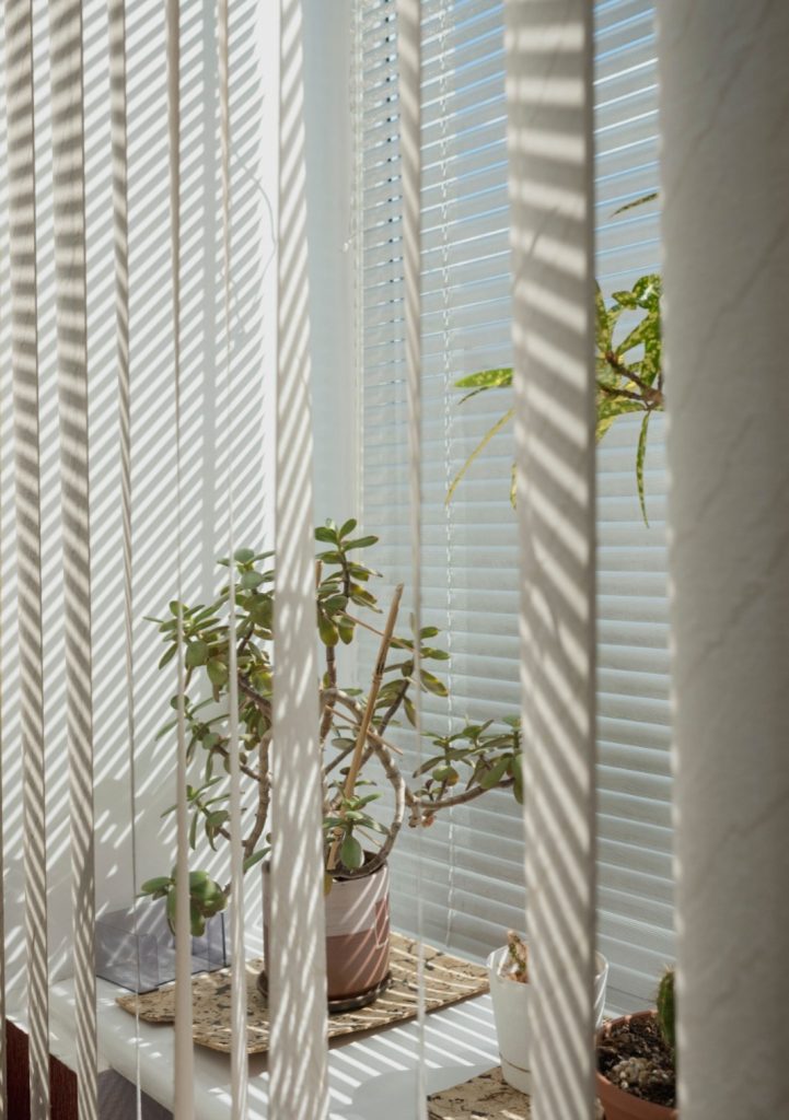 Cortina ou persiana? Descubra a melhor opção para cada ambiente do apartamento